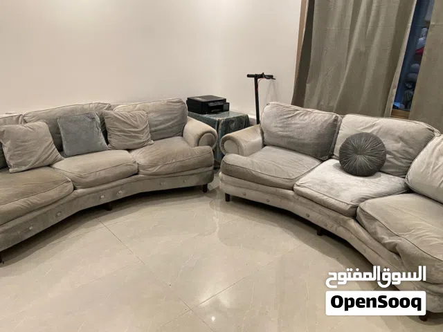 طقم جلوس مكون من قطعتين  6 اشخاص عدد 2  طول القطعة  2متر و30 سم