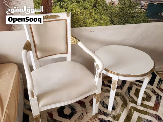 كرسي مع طاوله بحاله ممتازه