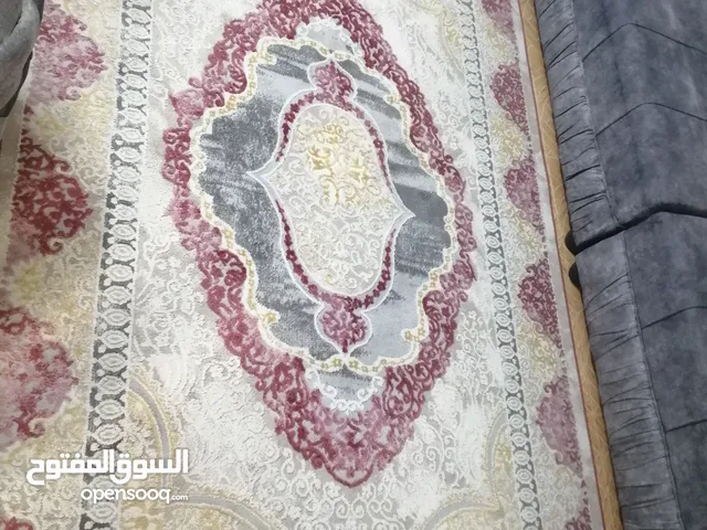 سجاد لون ابيض، وزهري تركي استخدام قليل بحالة ممتازه