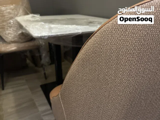 طاولة رخامية مستديرة ومربعه عدد 7 مع 22 كرسي