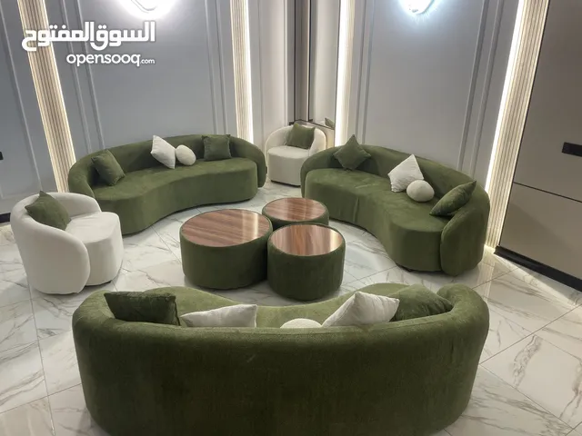 تخم مودرن جديد وانيق وقماش خاولي بلون عصري وفاخر (ابيض واخضر) مع طاولات مجاني