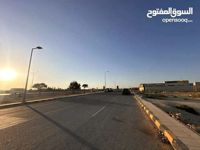 فرصة العمر القطعة أرض 500م للبيع بالقسطل على شارع الخدمات قرب المطار واصلة جميع الخدمات