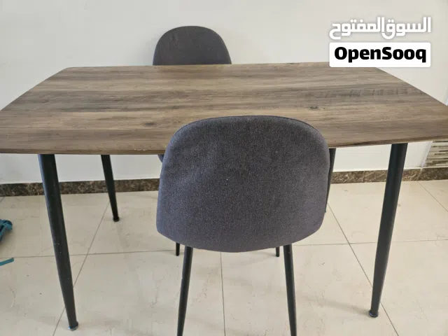 طاولة طعام مع 2 كرسي خشبية مريحة غير مستعملة لوقت طويل