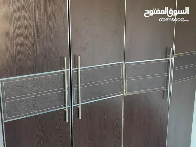خزانة شبابية بحالة جيدة