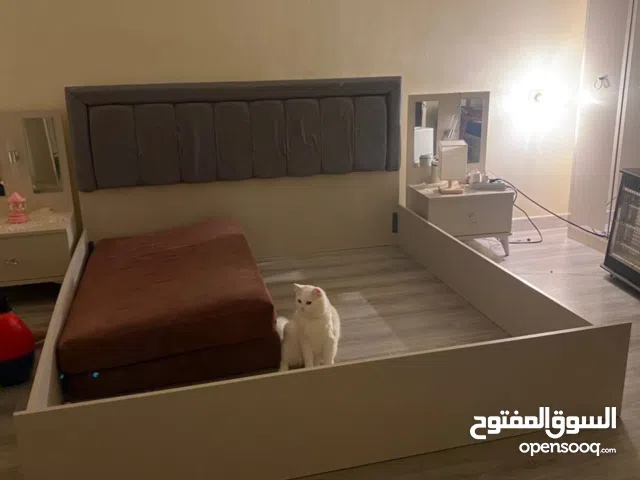 سرير بالكمادينوات للبيع شبه جديد