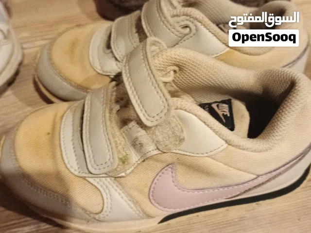 احذيه اطفال ماركات نضيفه جدا استعمال بسيط وملابس وقمصان وجينزات كله نضيف كانه جديد وبيزبط للعيد