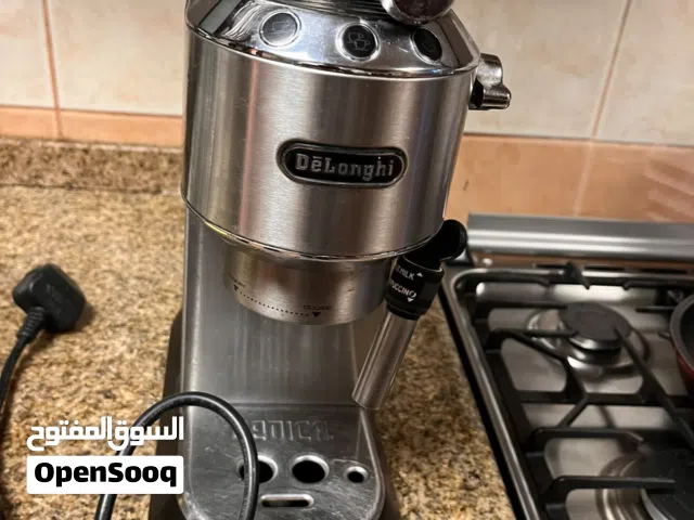 ماكينة قهوة كابتشينو و اسبريسو Delonghi في حاله ممتازه. Delonghi coffee machine great condition