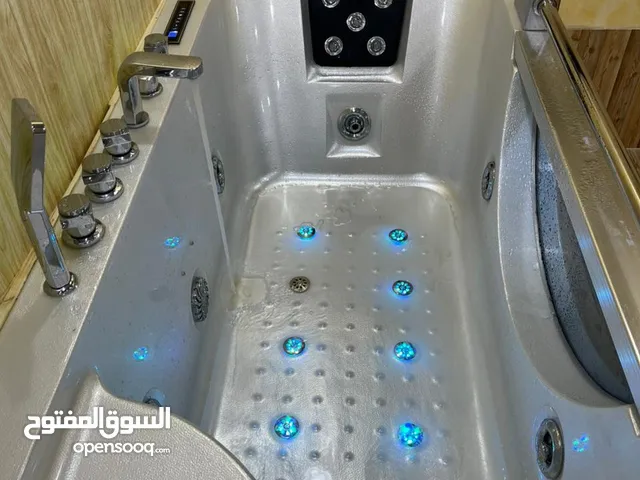 جاكوزي للبيع موجودة في صالون