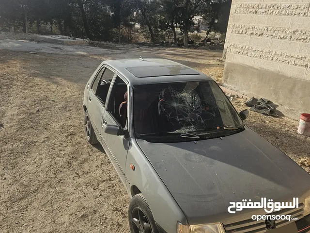 بيجو205 للبيع السيارة بس مكسر زجاجها بحاجة زجاج فيها ترخيص وتأمين وتنازل فوري