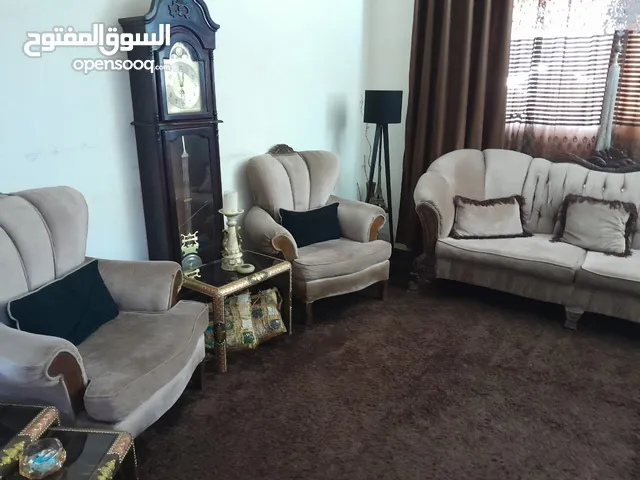 كنب بحاله جيده للبيع + البردايه الخلفيه