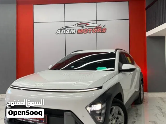 كونا هايبرد 2024 الجديدة كلياً ، وإضافات فل ، فرش جلد كريمي وكراسي كهربا تبريد وتسخين