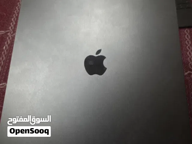 ايباد برو M4 استعمل خفيف جدا شبه جديد مع (الكيبورد و القلم ليس الاصلي ولاكن جودة ممتازة)