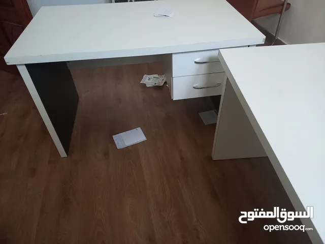 عدد 2 طاولة مكتبية لون ابيض نظيفة جدا