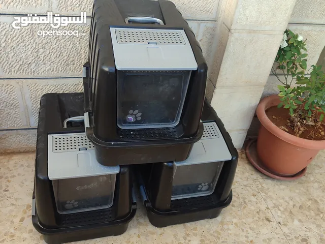 ليتر بوكس عدد 3 جديدددد وبيوت قطط خشب عدد خمسه  حجم كبير