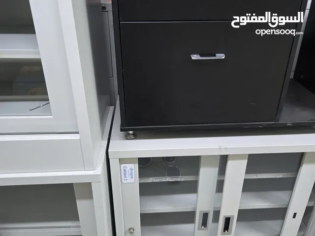 اثاث مكاتب وكراسى ودوليب اعداد كبيرة