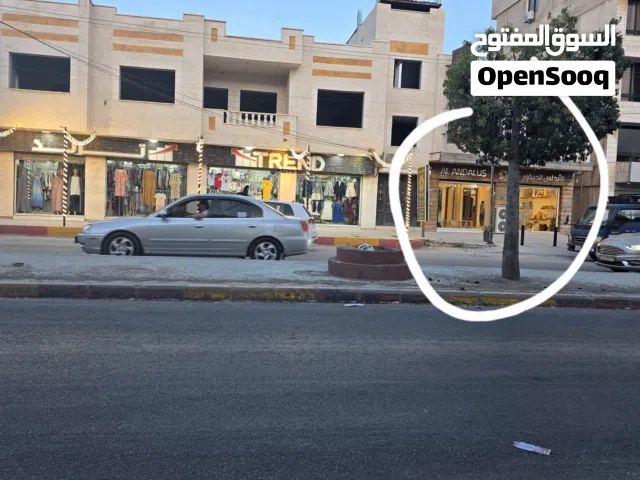 مخازن تجاريه عدد 2كبيره مفتوحه على بعض للايجار قرب دوار الرمثا الرئيسي مقابل شركة أمنيه