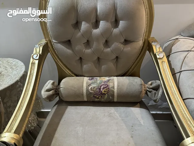 كنب نظيف مع طقم طاولات كامل – سعر مغري لسرعة البيع في المدينة المنورة