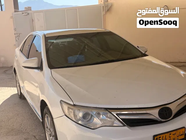 سيارة تويوتا كامري 2015 GLX لون أبيض جاهزة للبيع برخصة سارية وتامين إلزامي