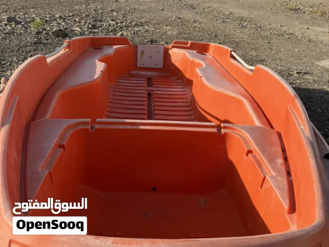 قارب للبيع
