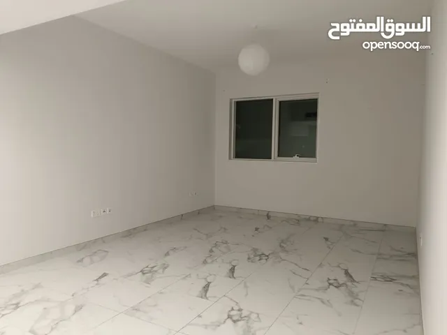 شقة غرفة وصالة (تكييف مركزي ومساحة واسعة) مع غرفة خادمة عقد سنوي للإيجار في بني ياس شرق