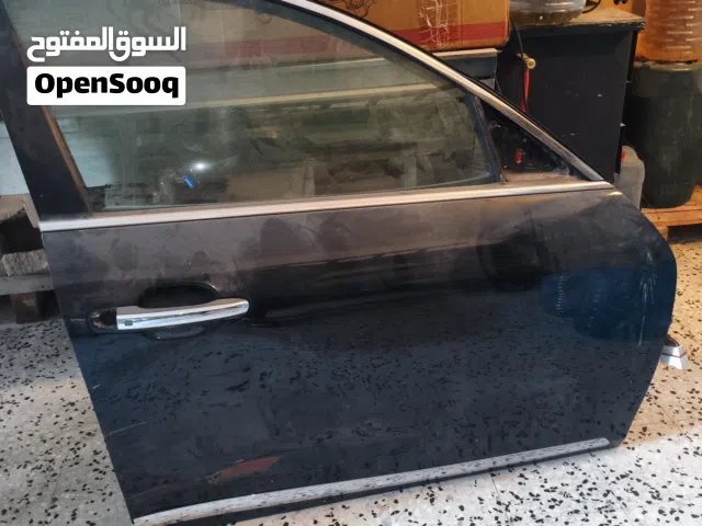 باب جينيسس كامل مش ناقصه شي كل شي فيه شغال عيبه ضربة بسيطة موضحة في صورة سعره 550