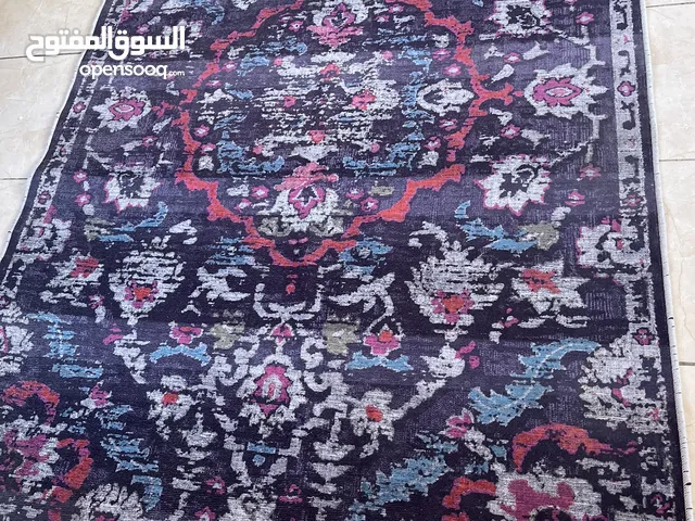 سجاده منقوشه مبطنه بجلد محبب مانع للتزحلق مستعمله بحاله جيده بلون الزهري والازرق والابيض والاحمر