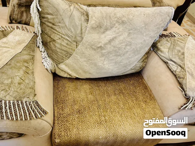 أثاث في حالة جيدة للغاية السعر مناسب للجميع الله يبارك لصاحب النصيب
