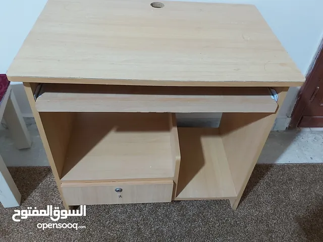 طاولة كمبيوتر بحالة جيدة لبيع