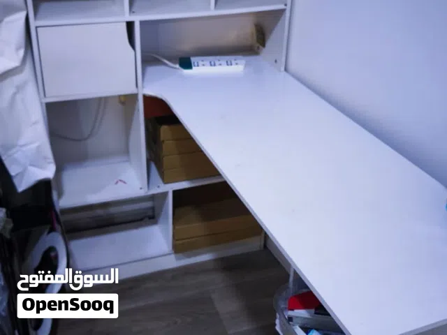 ميز مكتبي مع رفوف