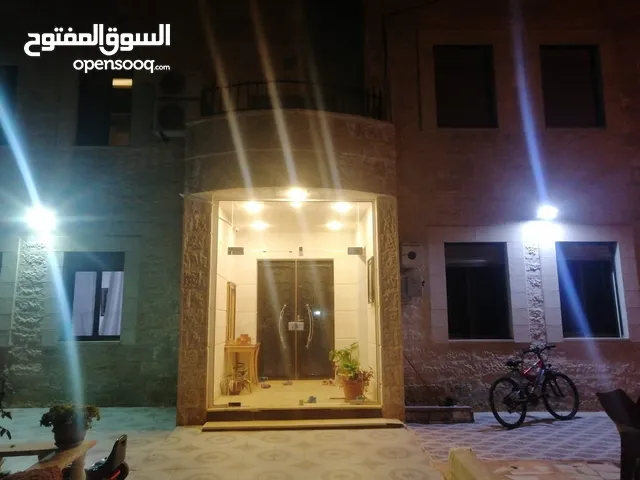 280 m2 More than 6 bedrooms Villa for Sale in Salt Al Sawarfeh