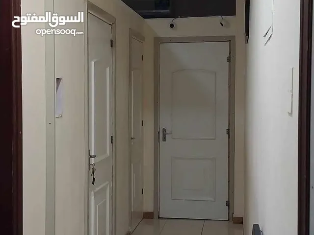 مشاركة فى سكن نظام برتيشن باب مستقل (3) أفراد فقط فى السكن شامل الفواتير والغاز ( شرط عدم التدخين )
