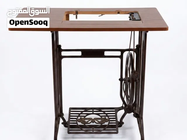 طاولة ماكينة خياطة كلاسيكية (دواسة حديد) بحالة مميزة - للبيع