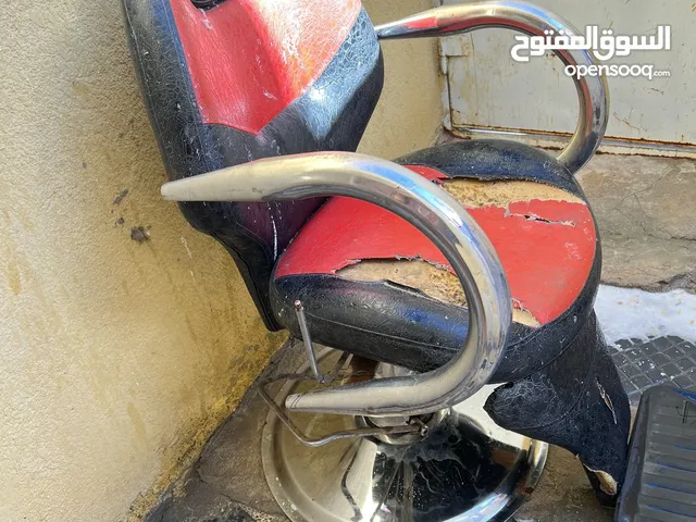 كرسي حلاقه كلشي مابي لاكسر ولا شي بس يرادله دوشمه فقط