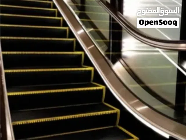 فني صيانة سلالم كهربائية بخبرة عملية داخل مول كبير