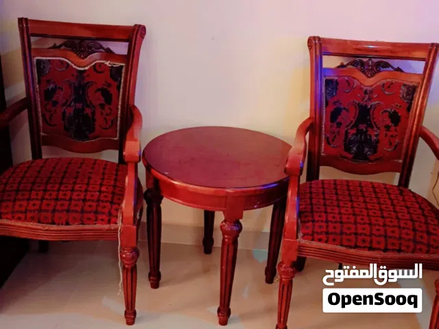عدد 2 كرسي و تربيزة صغيرة