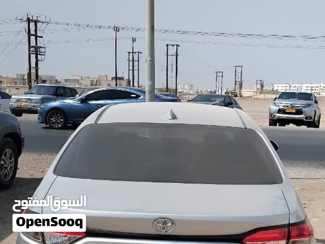 تويوتا كورولا 2020 رمادي بحالة ممتازة مع تقنية حديثة وميزات أمان متقدمة للبيع