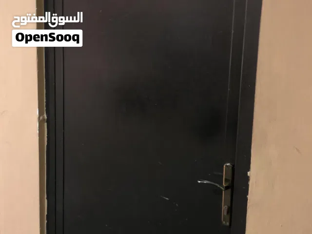باب حديد بحالة جيدة 2/10 الطول العرض 1/10