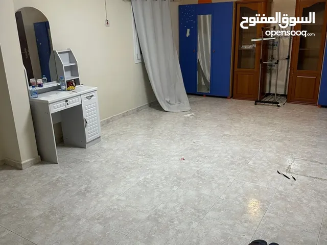 غرفه كبيره مع مطبخ تحضيري الخوير/ big room in alkhuwair