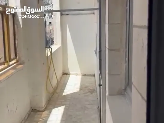 شقة كبيرة 5 غرف.