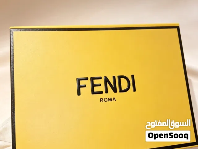 شنطة يد صغيرة (محفظة بسلسلة) من ماركة فندي الأصلية، بالنقشة الكلاسيكية الشهيرة FF، لون بني فاخر مع إ