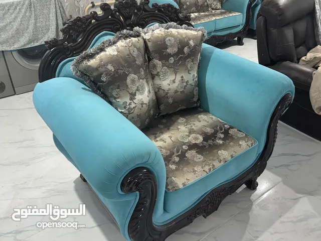 كنب و طاولة وسط و غرفتين نوم وحدة