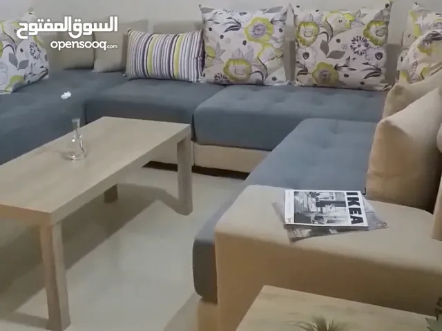 Confy and affordable sofa set in excellent condition/  +طقم كنب حلو و مريح  + طاوله + الستاره
