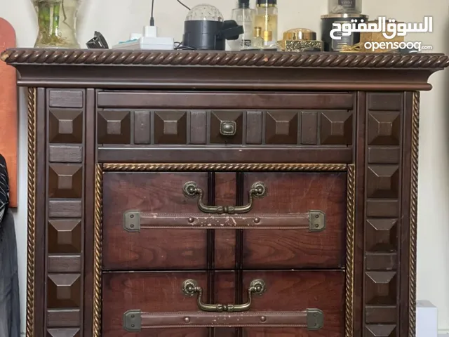 طقم كنب ، قطعتين مفرد وقطعتين مزوج ، وسجادة 2/3 ، و كومدينا خشب زان حلوة جدا عين زارا