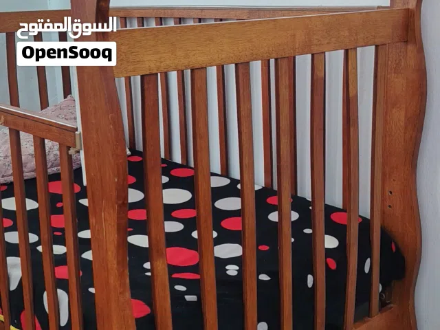 سرير اطفال بحاله الوكاله مع فرشه وكفر ووتر بروف