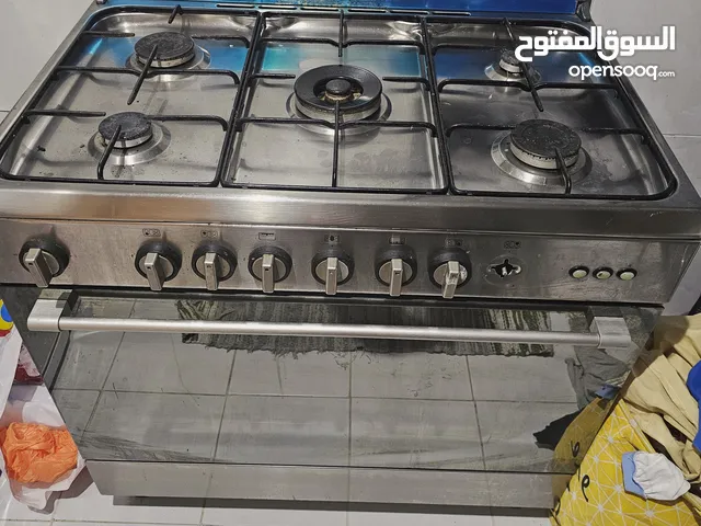 غرفه نوم كامله بجميع اغراضها جديده استعمال نظيف جدا للبيع