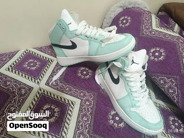 أحدية للبيع