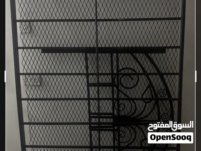 سرير حديد فرد و نص بحاله جيده جدا للبيع
