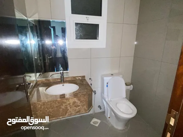 شقه في عجمان للايجار النعيميه 3ابراج ستي ون غرفتان نوم+صاله ، مطبخ 3حمامات مع موقف سيارات - د