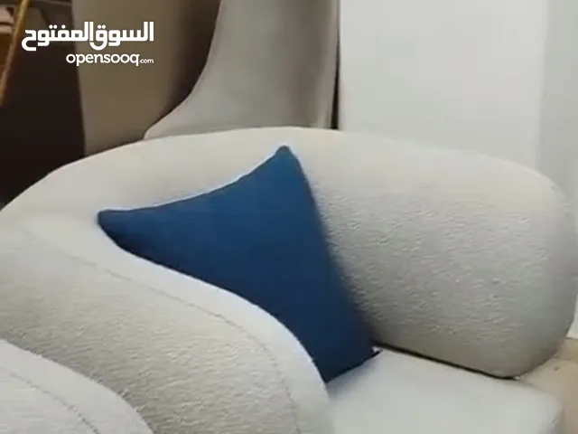 انتريه حديث للبيع 2 كنبه كبيره ومتوسطه و2 كرسى كبير و 2 تربيزه كبيره وصغيره