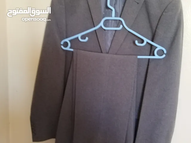 ملابس رجالي للبيع ..الملابس،مستعمله كم مره مع مجموعه من العناصر الاخرى للبيع